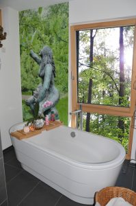 Badewanne am Fenster mit Blick ins Grüne