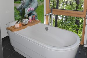 Badewanne mit Brett quer darüber als Ablage