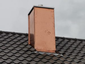 Schornstein mit Kupfer verkleidet