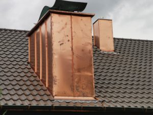 Schornstein mit Kupfer verkleidet