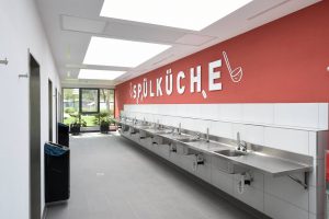 Spülküche mit Spülbecken in einer Reihe